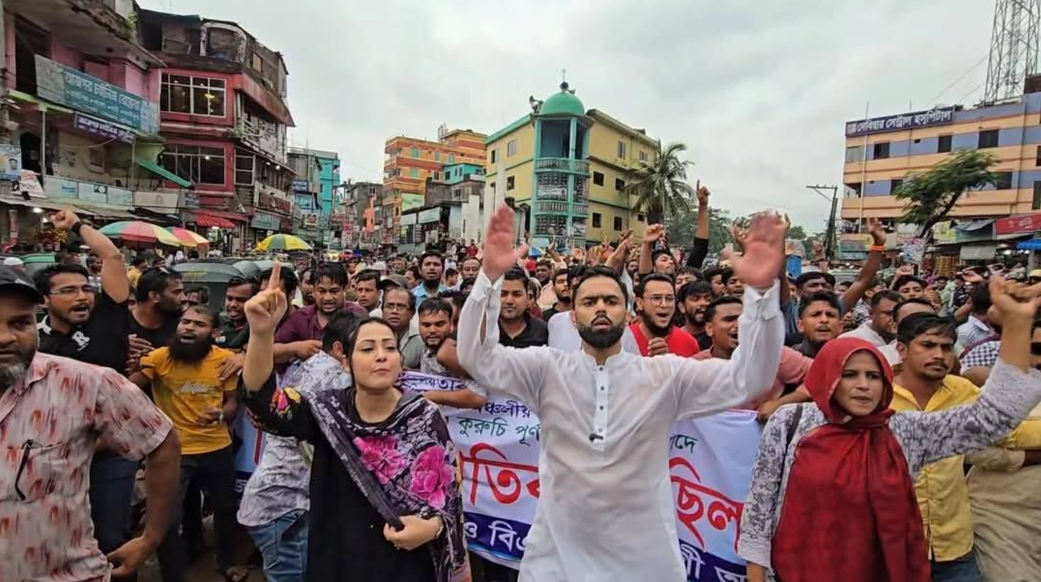 হাসনাত আব্দুল্লাহ'র প্রতি হুমকি ও ষড়যন্ত্রের প্রতিবাদে কুমিল্লায় বিক্ষোভ মিছিল